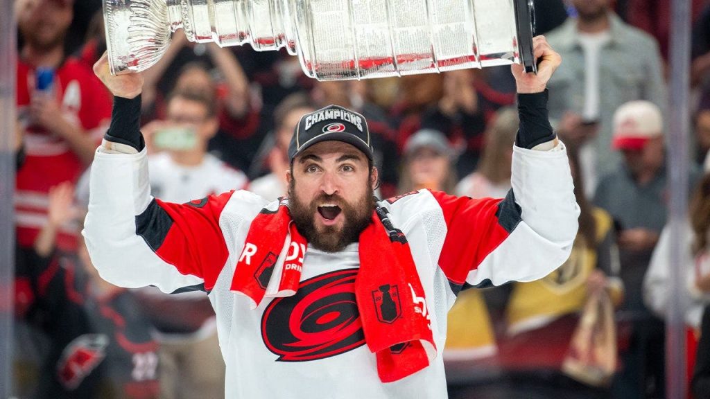 William Carrier usa Stanley Cup como tigela para poutine e dá show de criatividade