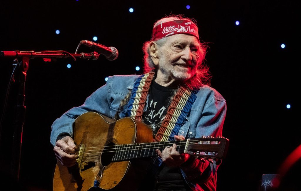 Willie Nelson convoca comunidades a lutar contra data centers e alerta para risco ambiental