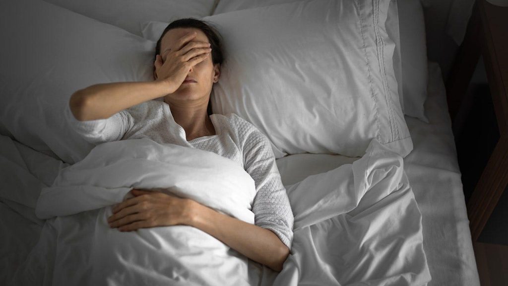 Redução de 90 minutos de sono por noite leva a ganho de peso e aumento da cintura, aponta estudo