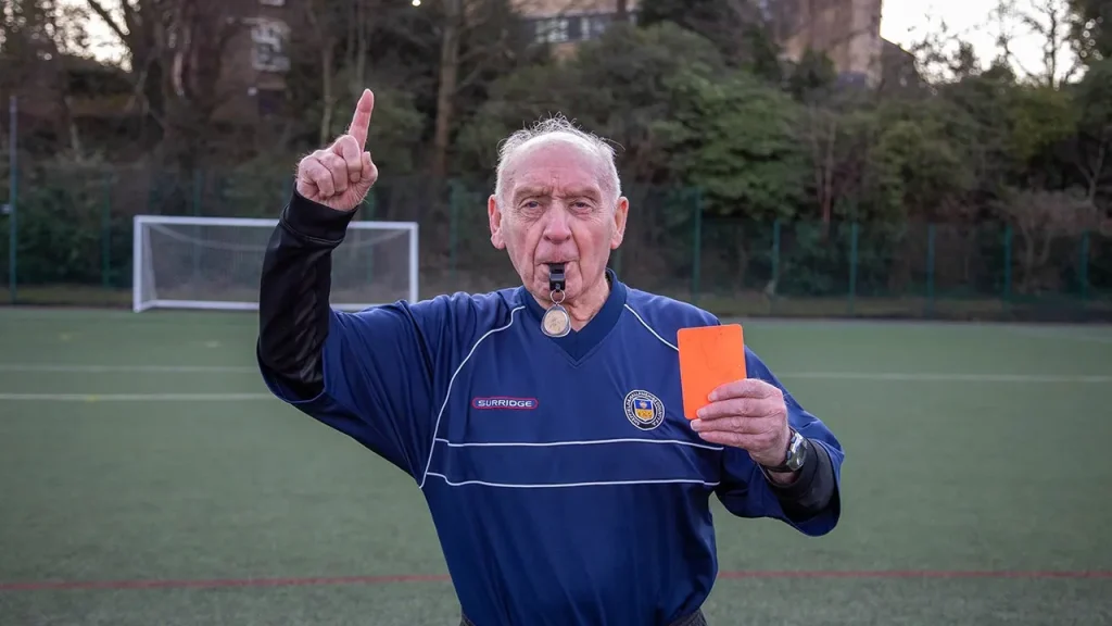 Aos 93 anos, árbitro inglês apita três partidas por semana e atribui fôlego à dieta de mingau matinal