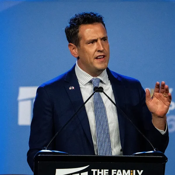 Candidato republicano ao governo de Iowa acusa democrata de fingir ser quem não é
