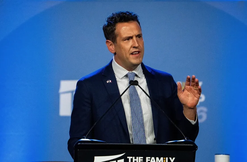 Candidato republicano ao governo de Iowa acusa democrata de fingir ser quem não é