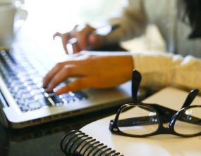 Mulheres são 54,4% da força de trabalho em seguros, mas ocupam só 28,5% dos cargos de gestão, aponta Susep