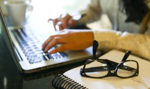Mulheres são 54,4% da força de trabalho em seguros, mas ocupam só 28,5% dos cargos de gestão, aponta Susep