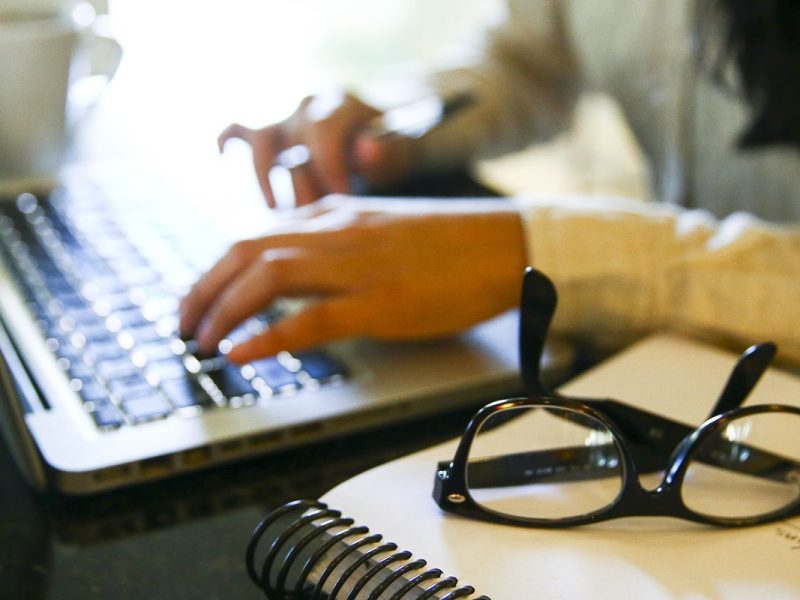 Mulheres são 54,4% da força de trabalho em seguros, mas ocupam só 28,5% dos cargos de gestão, aponta Susep