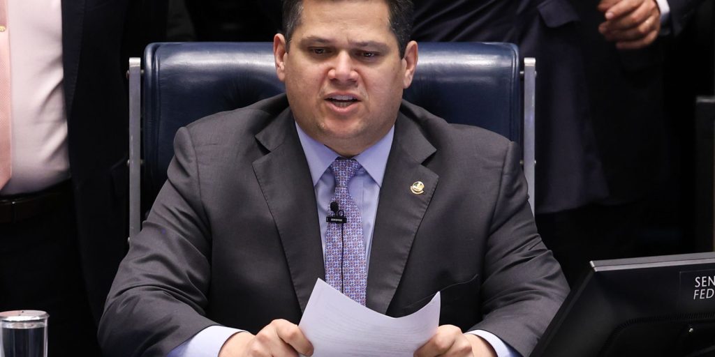 Governo pede a Alcolumbre que instale comissão para analisar MP que zera taxa das blusinhas