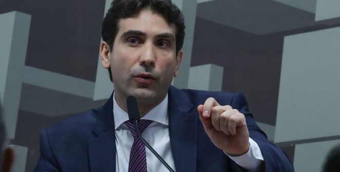Galípolo critica pressão de não bancos para usar FGC e defende regras rígidas