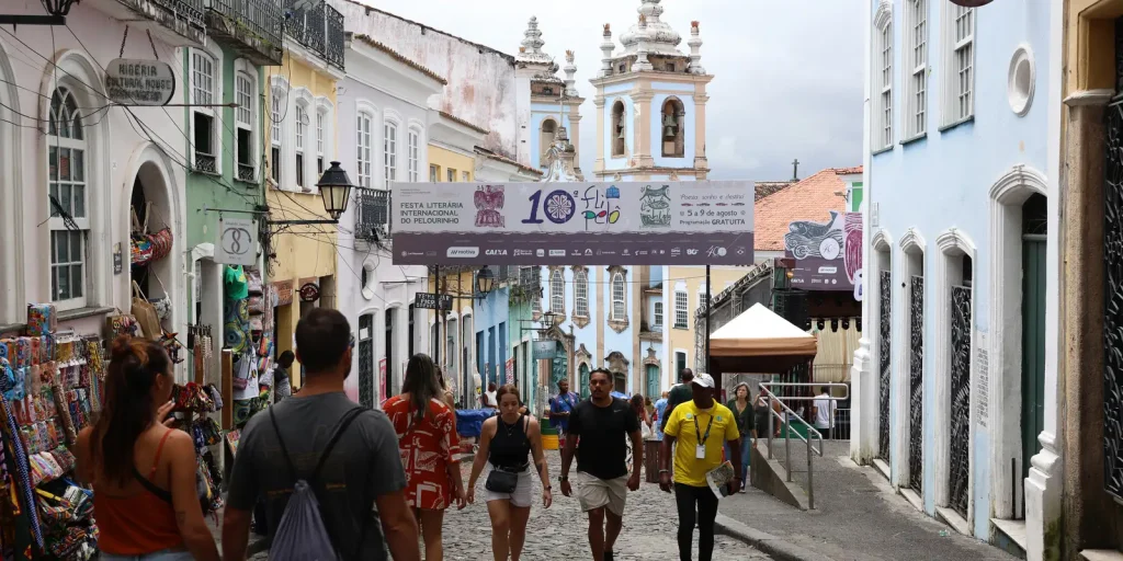 Poetas na Praça: poesia como resistência à ditadura na Bahia é tema de debate na Flipelô