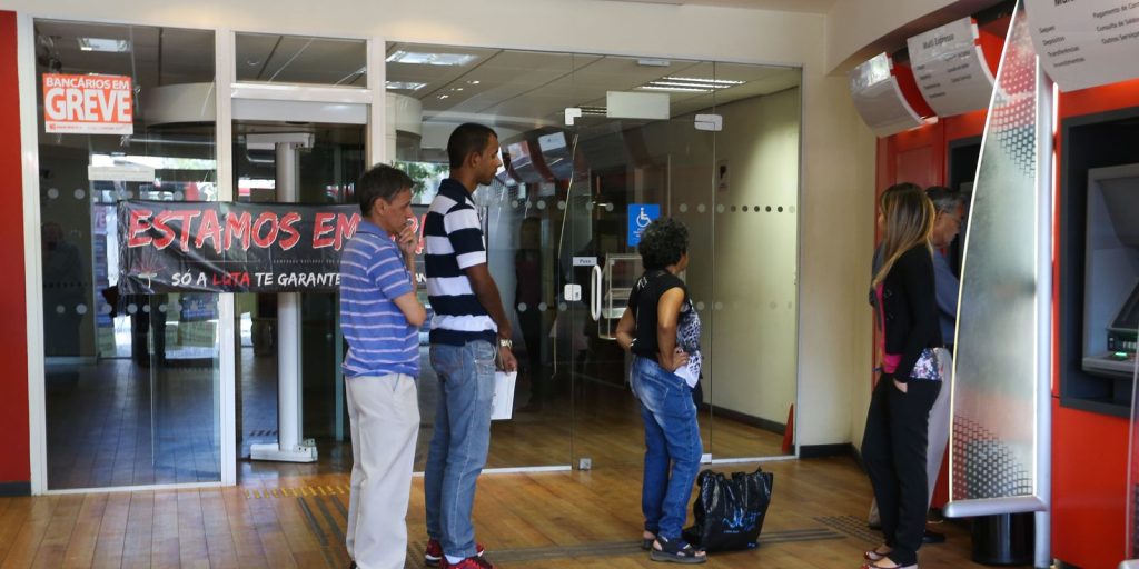 Bancários de todo o país iniciam paralisação nacional de 24 horas por reajuste salarial