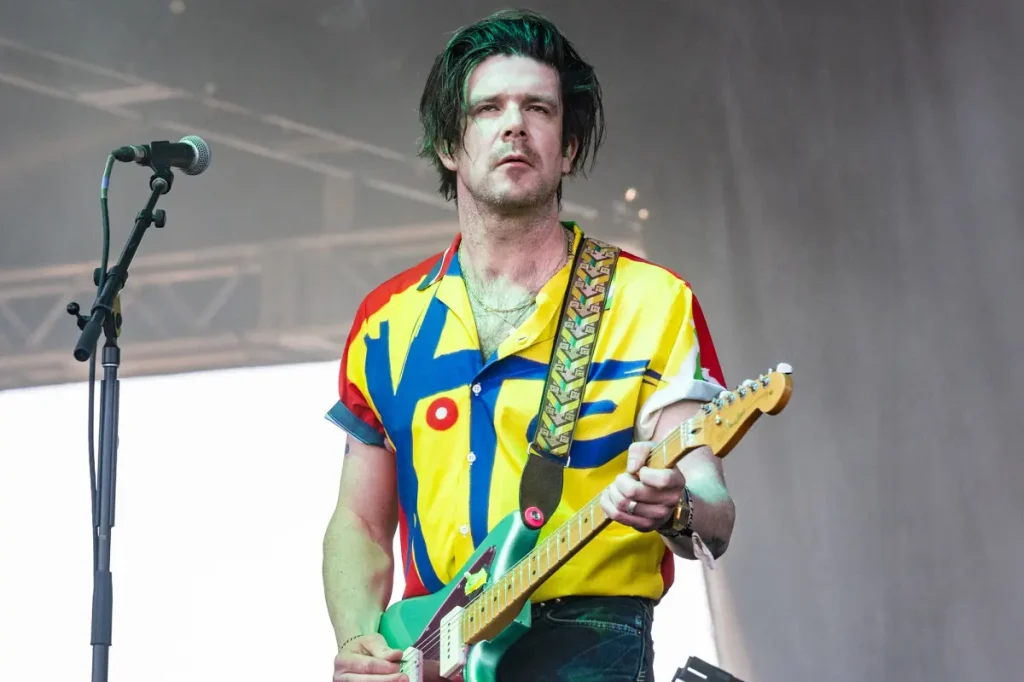 Guitarrista do Modest Mouse é afastado de turnê após supostas mensagens inapropriadas a fã menor de idade