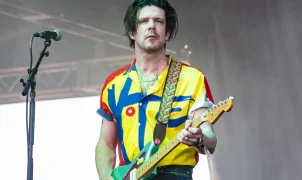 Guitarrista do Modest Mouse é afastado de turnê após supostas mensagens inapropriadas a fã menor de idade