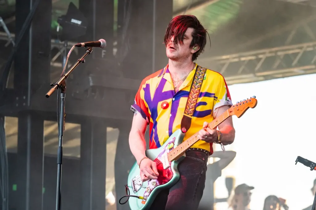 Guitarrista do Modest Mouse se pronuncia após ser expulso da turnê por supostas mensagens a menor