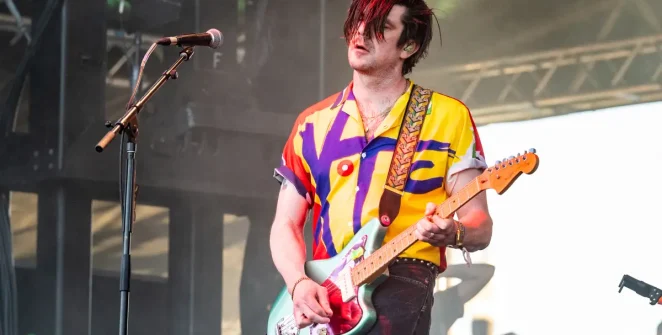 Guitarrista do Modest Mouse se pronuncia após ser expulso da turnê por supostas mensagens a menor