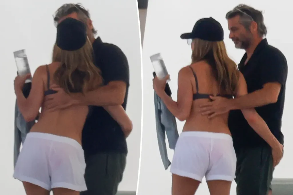 Jennifer Aniston e Jim Curtis trocam carícias em iate na costa da Espanha