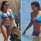 Eva Longoria exibe forma física em biquíni azul durante dia de praia na Espanha