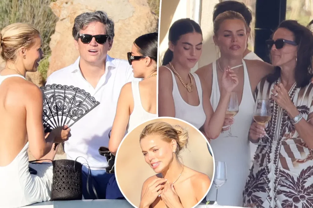 Modelo Brooks Nader curte férias em família na Sardenha sem parte de cima do biquíni