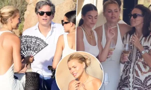 Modelo Brooks Nader curte férias em família na Sardenha sem parte de cima do biquíni