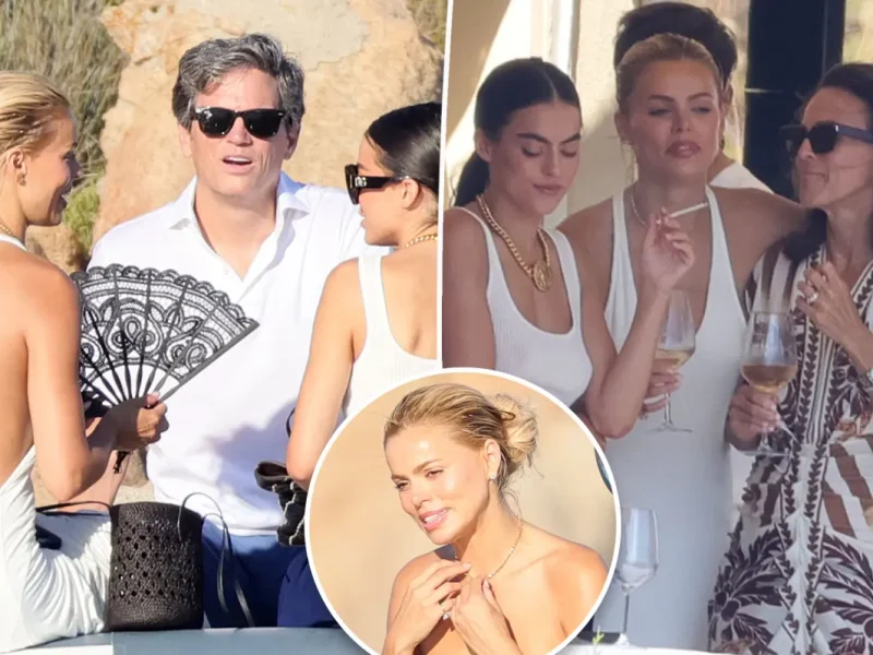 Modelo Brooks Nader curte férias em família na Sardenha sem parte de cima do biquíni