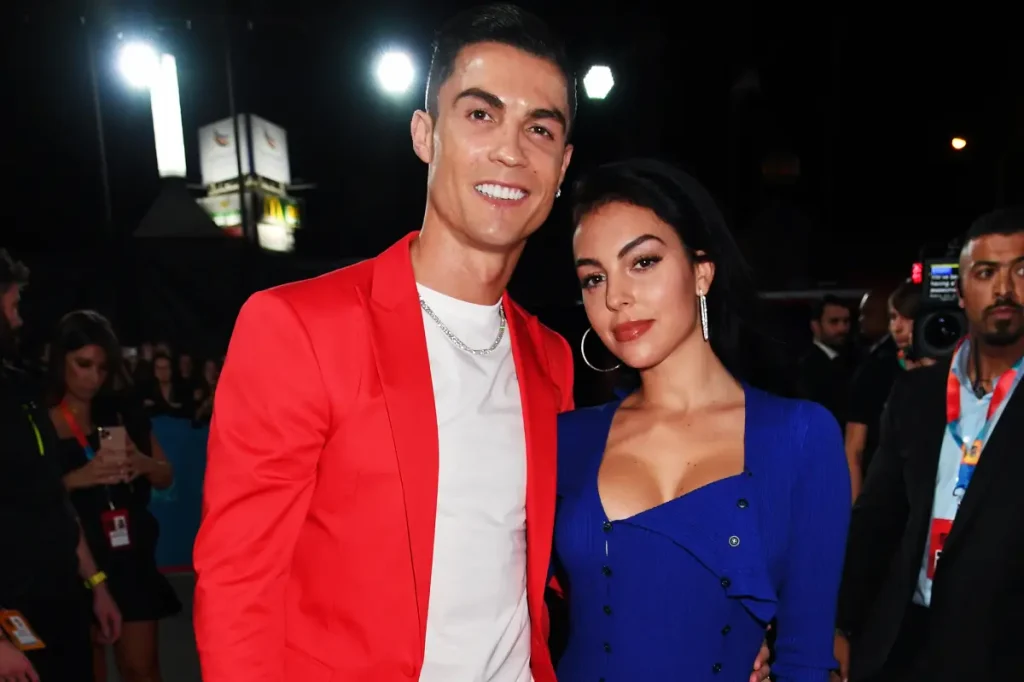 Cristiano Ronaldo e Georgina Rodríguez se casam na sala de casa para cerimônia íntima com os filhos