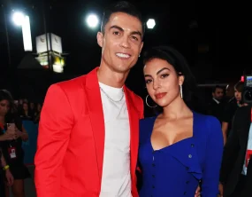 Cristiano Ronaldo e Georgina Rodríguez se casam na sala de casa para cerimônia íntima com os filhos