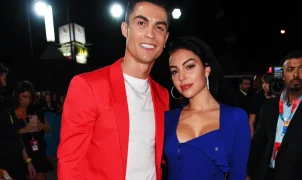 Cristiano Ronaldo e Georgina Rodríguez se casam na sala de casa para cerimônia íntima com os filhos