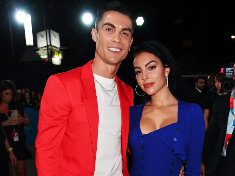 Cristiano Ronaldo e Georgina Rodríguez se casam na sala de casa para cerimônia íntima com os filhos