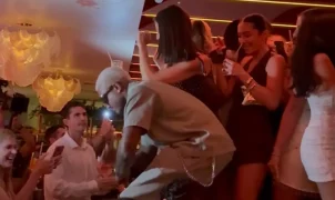 Elenco de Summer House transforma banquete em pista de dança em casa noturna de Southampton e atrai multidão de mulheres