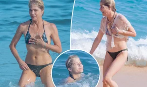 Selma Blair curte praia no México um ano após anunciar remissão da esclerose múltipla