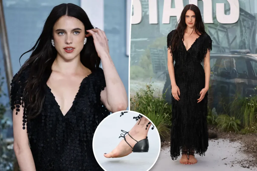 Margaret Qualley estreia em público os polêmicos sapatos descalços da Chanel em Londres