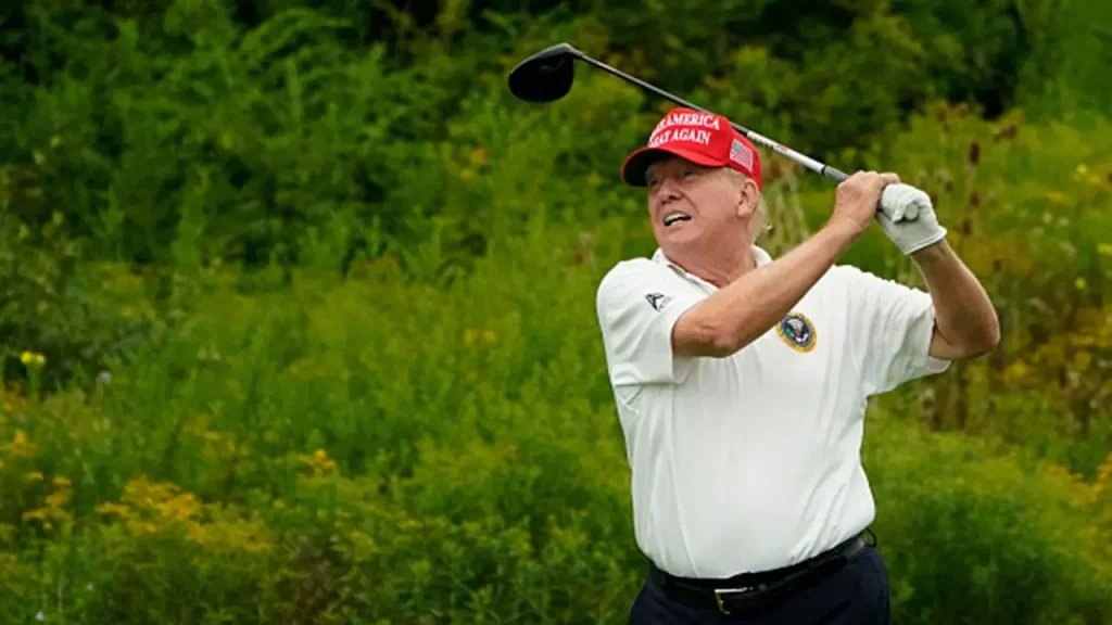 Trump vence campeonato de golfe em Bedminster com 70 tacadas e comemora 40º título do clube
