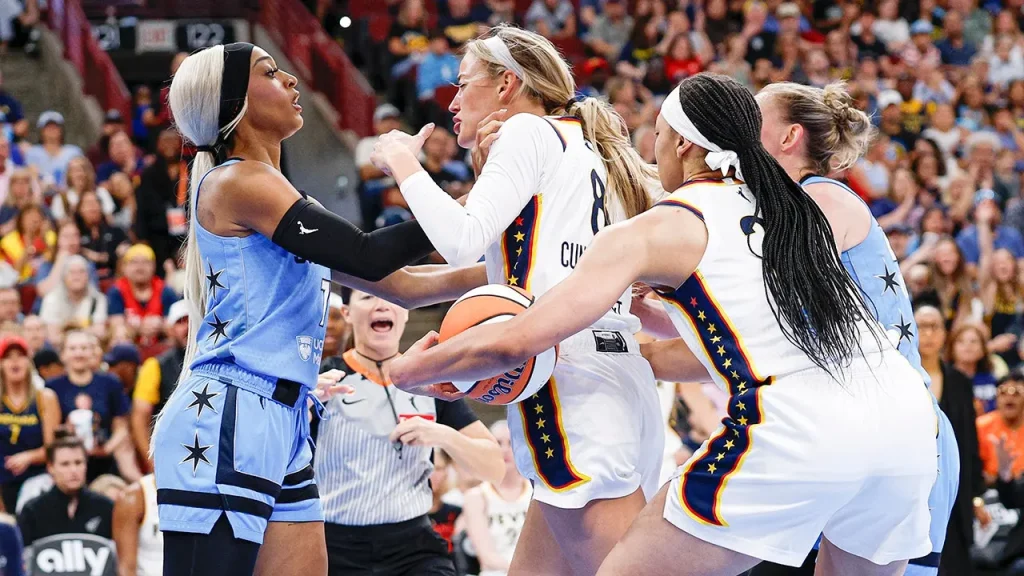 WNBA enfrenta dilema disciplinar após post de DiJonai Carrington sobre privilégio branco contra o Indiana Fever
