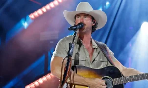 Riley Green drops acoustic TikTok performance of 'Bartender in Destin' and fans can't get enough