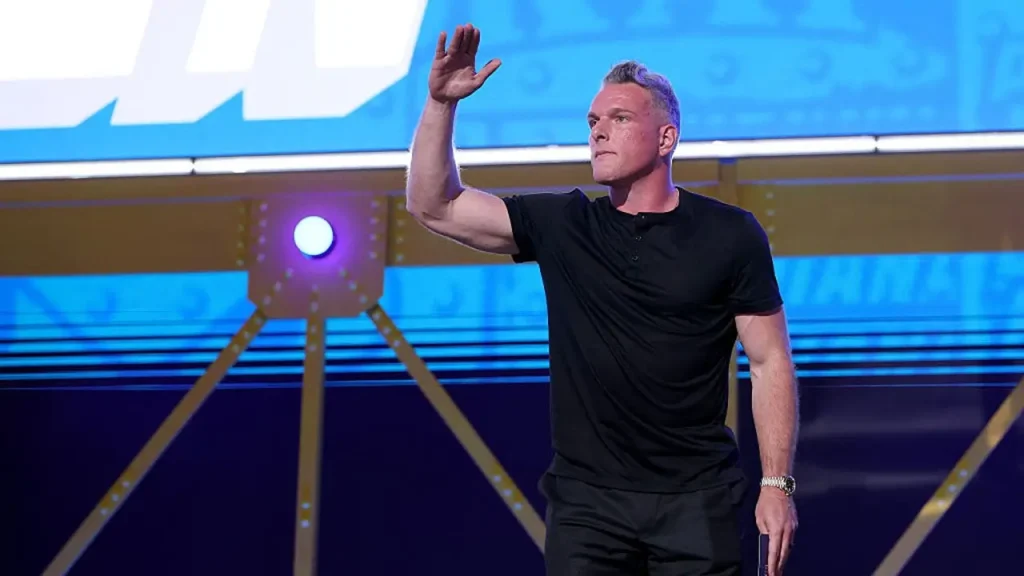 Pat McAfee ameaça processar usuário que o acusou de usar termo racista após encontro com Trump