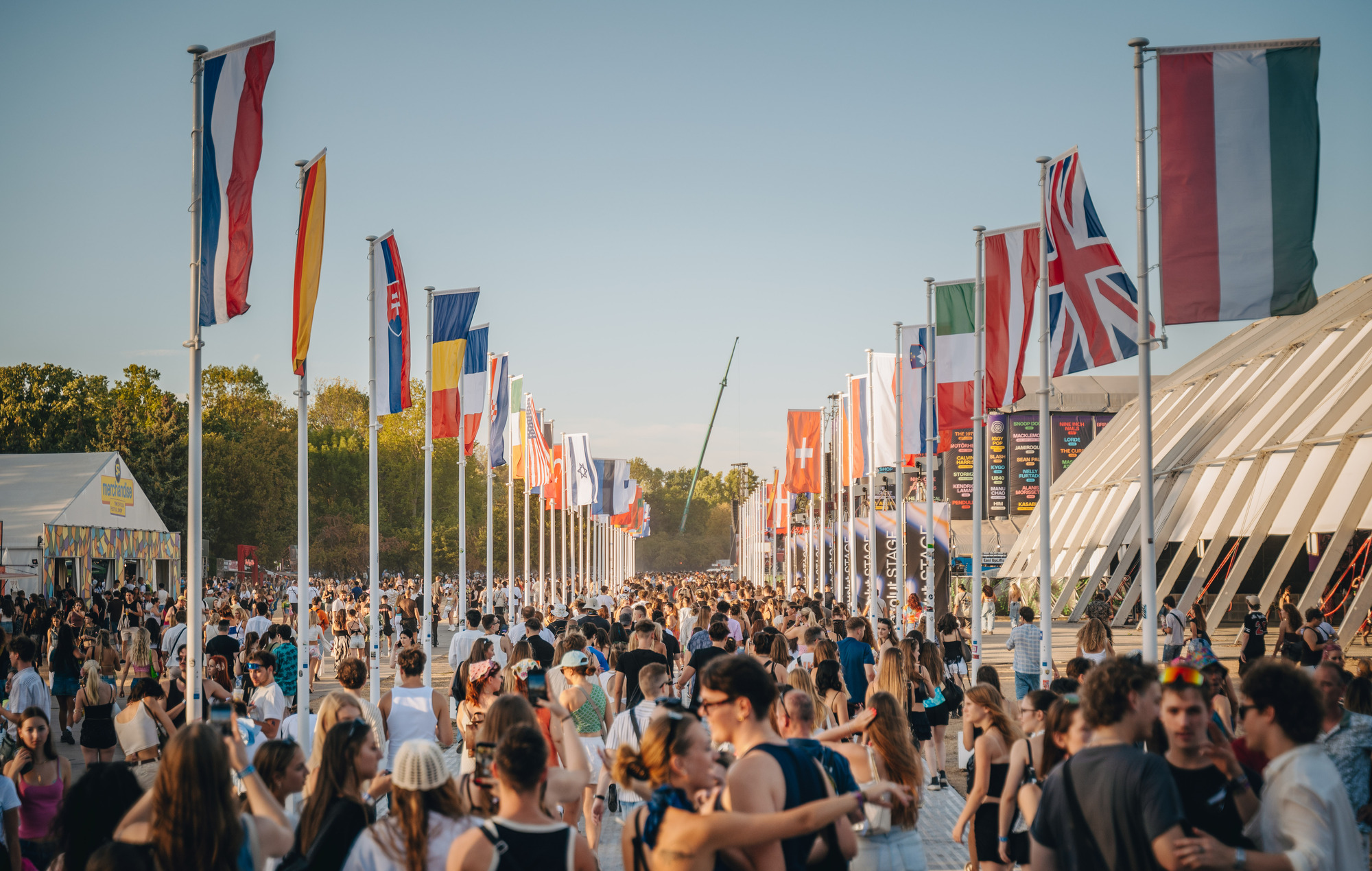 Twenty One Pilots e Ashnikko transformam segundo dia do Sziget em espetáculo de mundos próprios