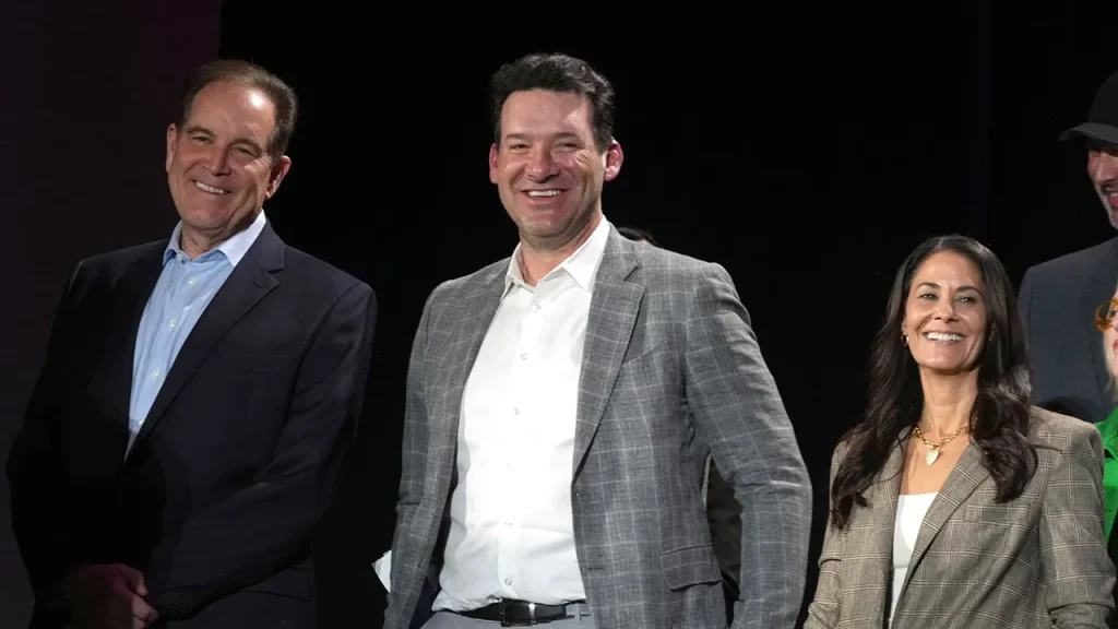 Analista vê fim iminente da passagem de Tony Romo pela CBS após prisão por suspeita de dirigir embriagado