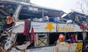 Tombamento de ônibus na BR-040 em Petrópolis deixa oito mortos