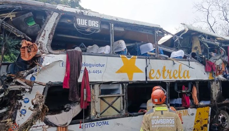 Tombamento de ônibus na BR-040 em Petrópolis deixa oito mortos