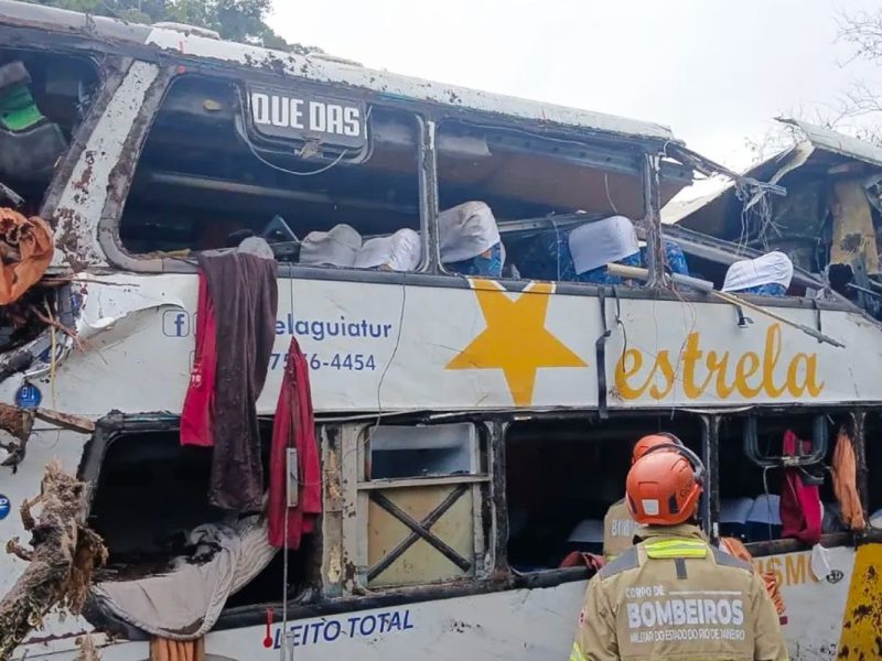 Tombamento de ônibus na BR-040 em Petrópolis deixa oito mortos