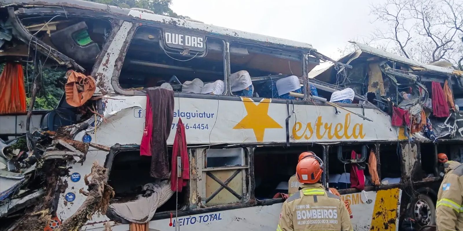 Tombamento de ônibus na BR-040 em Petrópolis deixa oito mortos