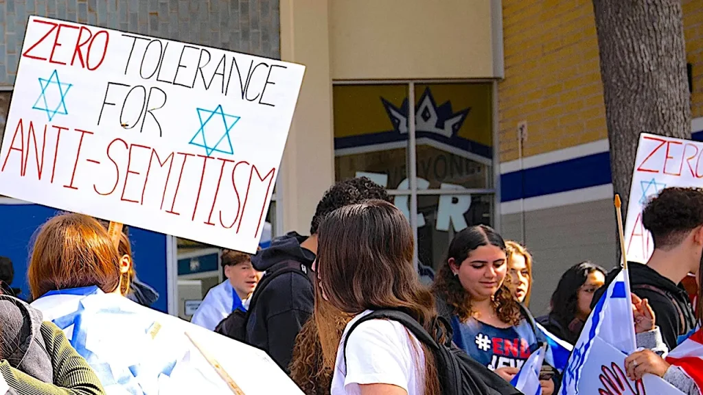 Jovens judeus nos EUA respondem ao antissemitismo criando clubes escolares