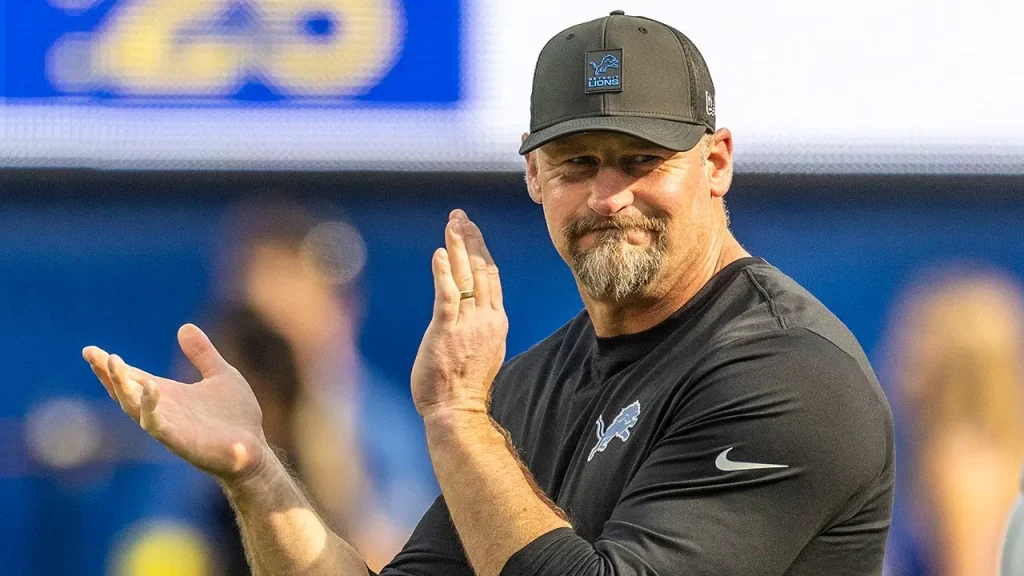 Dan Campbell, do Detroit Lions, celebra o futebol americano do ensino médio em meio ao caos do college football