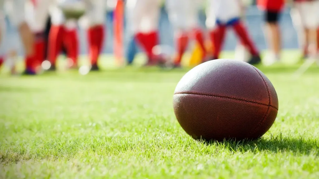Jogador de futebol americano morre após emergência médica durante partida universitária