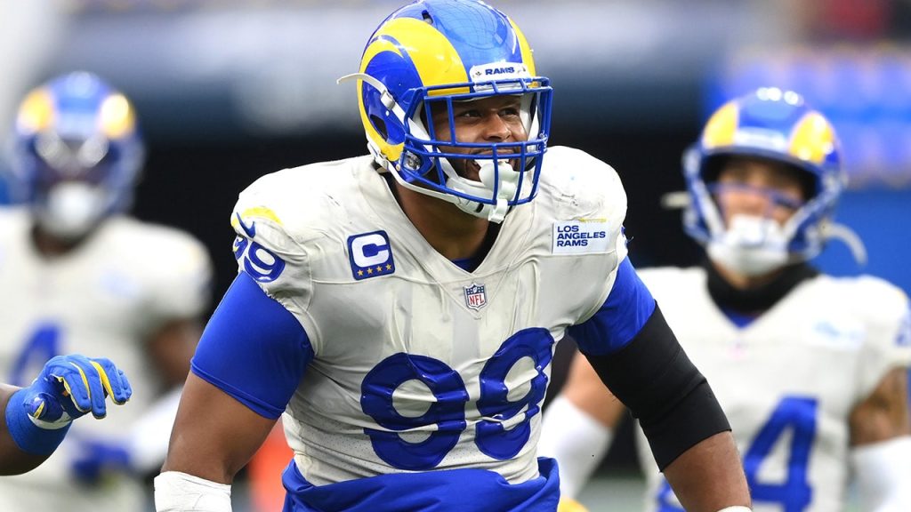 Aaron Donald anuncia retorno à NFL e reforça os Rams ao lado de Myles Garrett