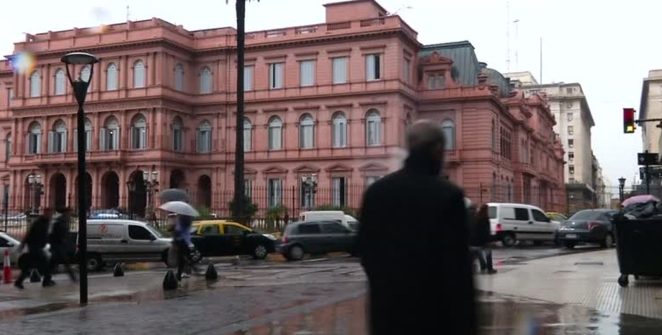 Pressão social e memória das Malvinas levam governo Milei a recuar na venda de terras a estrangeiros
