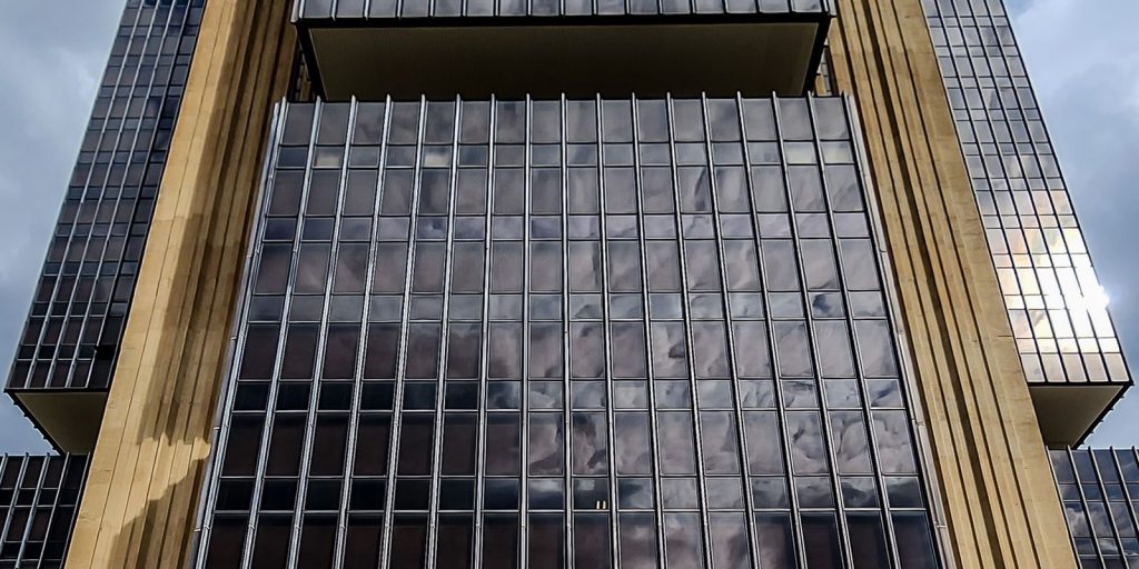 Copom vê desaceleração da inflação, mas alerta para riscos e mantém juros em nível restritivo