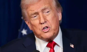 Trump assina decretos para restringir cidadania por nascimento nos EUA