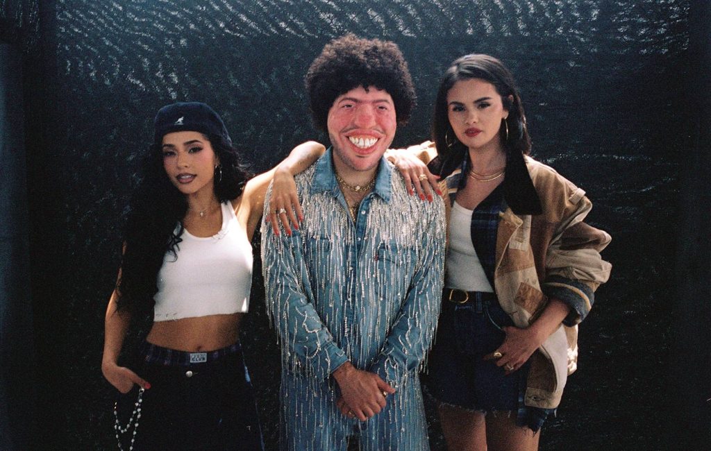 Benny Blanco lança single Te Olvido (La La) com Selena Gomez e Becky G; vídeo conta com Danny Trejo