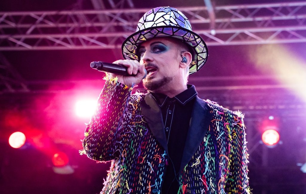 Boy George ameaça demitir integrantes do Culture Club que se recusarem a tocar sua canção pró-Israel