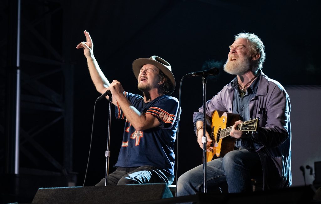 Eddie Vedder homenageia Glen Hansard tocando no ponto onde o amigo começou a carreira em Dublin