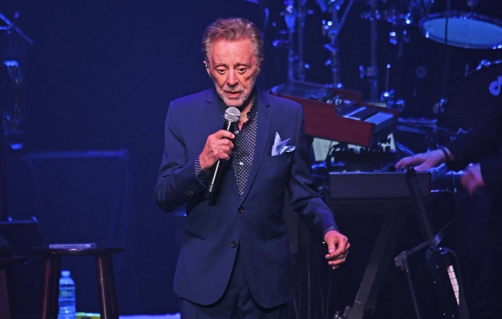 Frankie Valli nega aposentadoria após anúncio do irmão e cancela turnê por saúde
